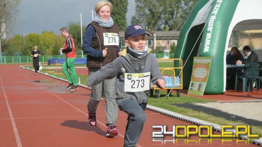 Opolanie mierzą się z testem Coopera na stadionie lekkoatletycznym