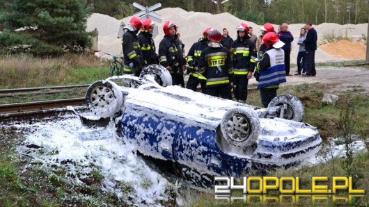 Samochód wjechał wprost pod pociąg