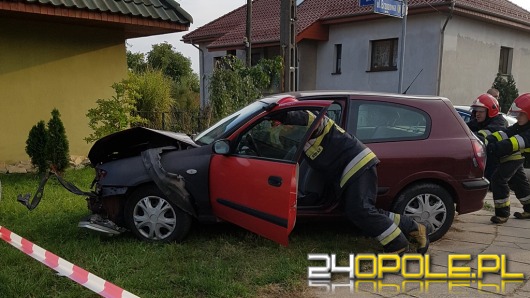 Volkswagen wylądował na słupie po zderzeniu w Czarnowąsach