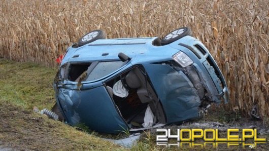 Małżeństwo z dwójką dzieci trafiło do szpitala po dachowaniu