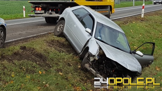 Kierowca audi jechał zbyt szybko, zakończył podróż na drzewie