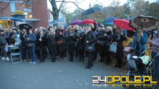 Manifestacja kobiet pod siedzibą opolskiego PiS