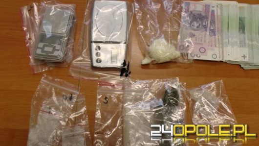 Spali w samochodzie. Okazało się, że w aucie są narkotyki.