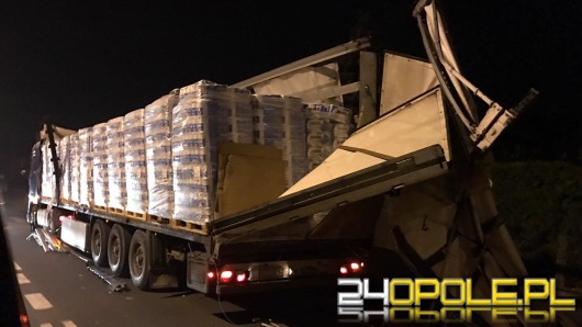 Ciężarówka uszkodziła naczepę na przydrożnym drzewie