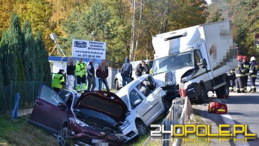 Karambol w Dąbrowie. Sprawcą jest 17-letni kierowca.