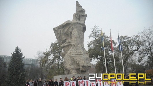 Niepodległościowy flash-mob w centrum Opola