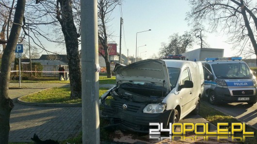 Zasłabł i wjechał w latarnię