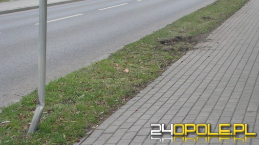 20-latek wjechał w latarnię. "Wydmuchał" blisko 2,5 promila.