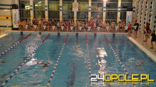 Nocne pływanie przyciągnęło tłumy zawodników i kibiców