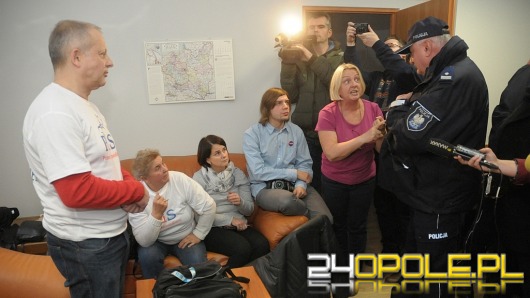 Przeciwnicy Dużego Opola okupowali biuro poselskie Patryka Jakiego 