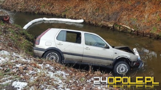 Volkswagen golf wjechał do rzeki w Kluczborku