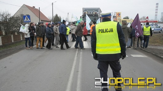 Blokada drogi w Czarnowąsach trwa. Będzie petycja do wiceministra Jakiego.