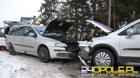 Czołowe zderzenie w Popielowie. Cztery osoby w szpitalu.