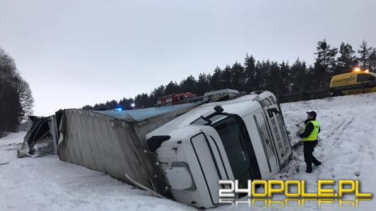 Ciężarówka przewróciła się na autostradzie A4