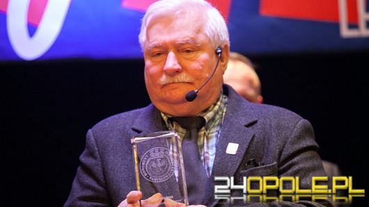 Lech Wałęsa honorowym obywatelem Namysłowa. Przed budynkiem protesty.