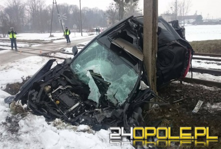 O krok od tragedii. Wjechał autem wprost pod lokomotywę.