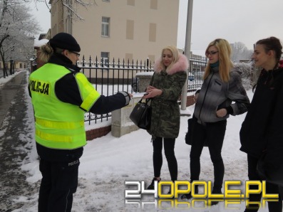 Odblaski mogą uratować życie. Policjanci rozdawali je Opolanom.