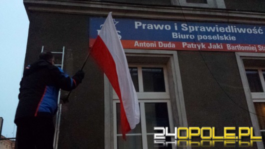 Działacze KOD "wyprali" flagę z biura Patryka Jakiego