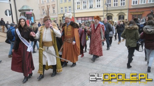 Blisko 1000 maturzystów zatańczyło poloneza na opolskim rynku
