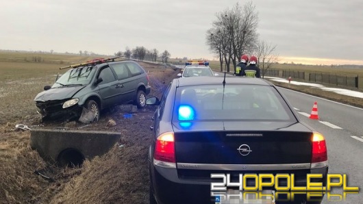 Chrysler zjechał z drogi i uderzył w przepust