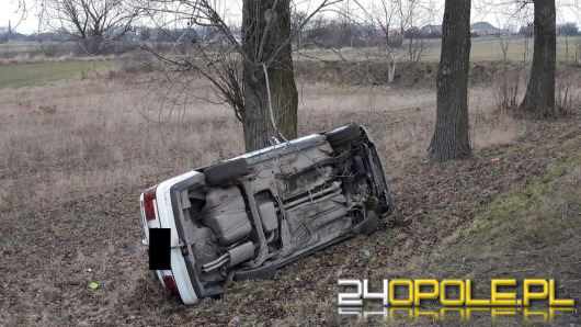 Auto w rowie, dwie osoby ranne - to efekt nieprawidłowego wyprzedzania