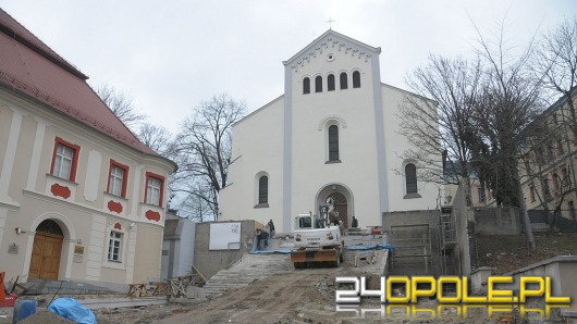 Opóźnia się remont schodów przy kościele "na górce" 