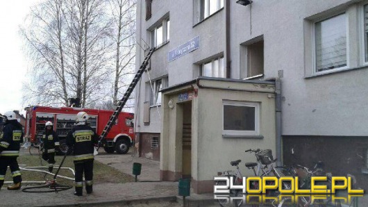 Groźny pożar w Praszce, ewakuowano 22 osoby