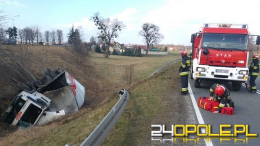 Ciężarówka spadła z nasypu i dachowała