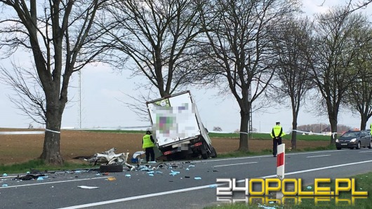 Wyprzedzał ciąg pojazdów, zderzył się z ciężarówką