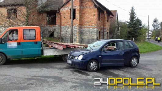 Stalowa szyna przebiła auto. Kierowca cudem przeżył.