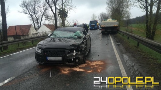Wypadek podczas wyprzedzania, kierowca audi ranny