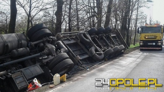 Ciężarówka przewróciła się w rowie na trasie Opole - Nysa