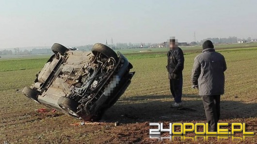 Wyprzedzanie zakończyło się dachowaniem na polu