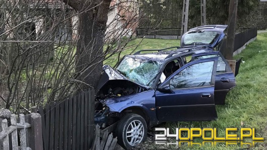 Opel wbił się w drzewo pod Kluczborkiem. Dwie osoby w szpitalu.
