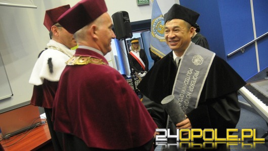 Nowy profesor honorowy i doktorzy na PO