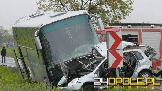 Zderzenie autokaru z dziećmi z samochodem osobowym. Jedna osoba nie żyje.