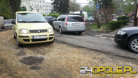 Łatają dziury przy kładce na Zaodrzu. Lepiej jechać objazdem.