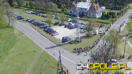 Staranował zaporę i wjechał na trasę biegu ulicznego