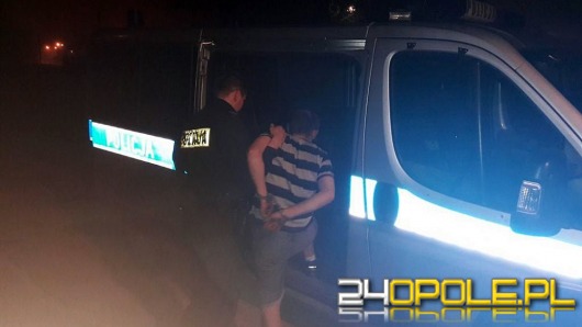 Pił wódkę za kierownicą, proponował "kielicha" przechodniom