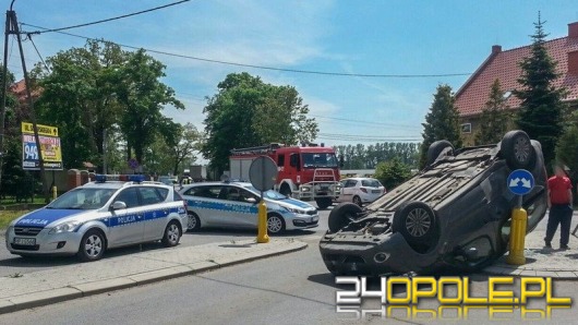 Peugeot dachował w Namysłowie. W aucie była kobieta z niemowlakiem. 