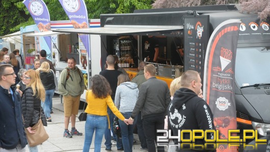 Smacznie na Placu Jana Pawła II. Trwa Zlot FoodTrucków.