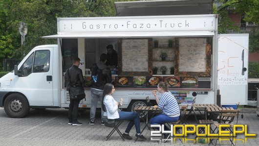 Na kampusie UO trwa piastonaliowy zlot food trucków