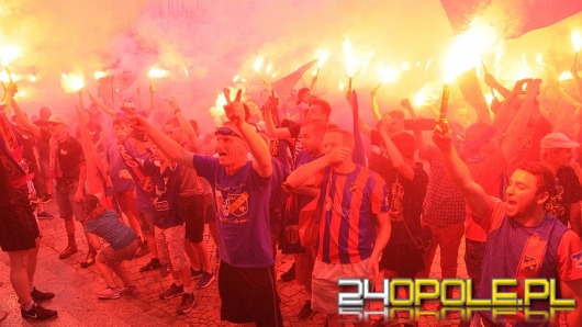 Kibice świętują awans, prezydent obiecuje stadion.