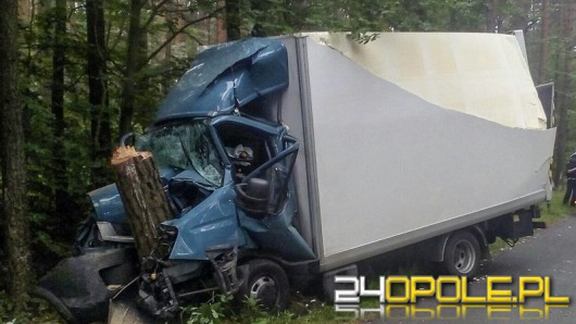 Iveco uderzyło w drzewo. Ranny pasażer.