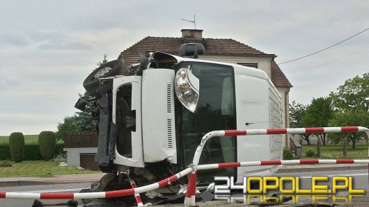 Kolizja busa w Folwarku. Kierowca zasnął za kierownicą