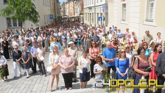 Tłumy Opolan na procesji Bożego Ciała