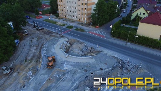 Trwają prace przy budowie ronda na Chabrach. Niebawem zamkną ul. Luboszycką