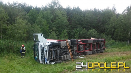 Tir zjechał z autostrady. Kierowca w szpitalu.