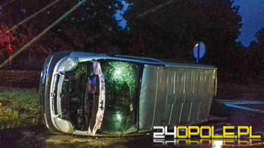 Opel przewrócił się na bok w Łosiowie