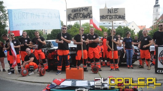 Ratownicy medyczni pikietowali w Opolu. "Nasz zawód umiera!".